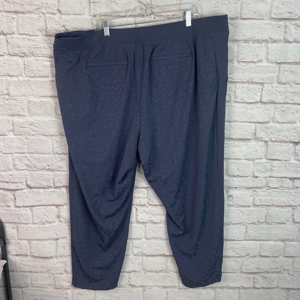 Athleta Brooklyn Textured Leopard Ankle Purple Pant Size 24 New! - Picture 3 of 7